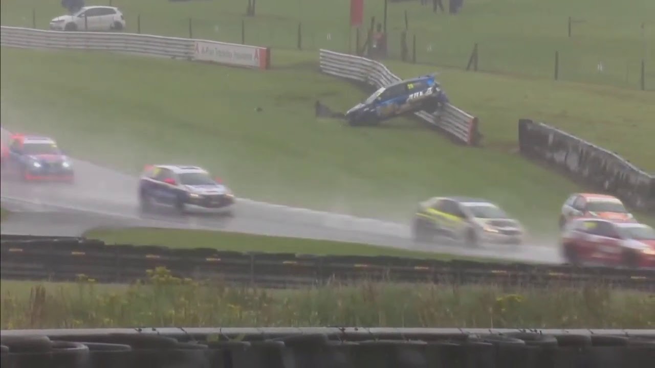 Civic Cup 2020. Race 1 Oulton Park Circuit. Start | Leader Hard Crash Rolls