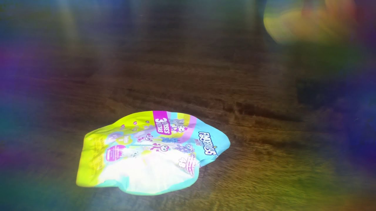 Fingerlings Minis Series 2 unpacking