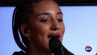 Kimberose chante Sober dans les studios de RFM