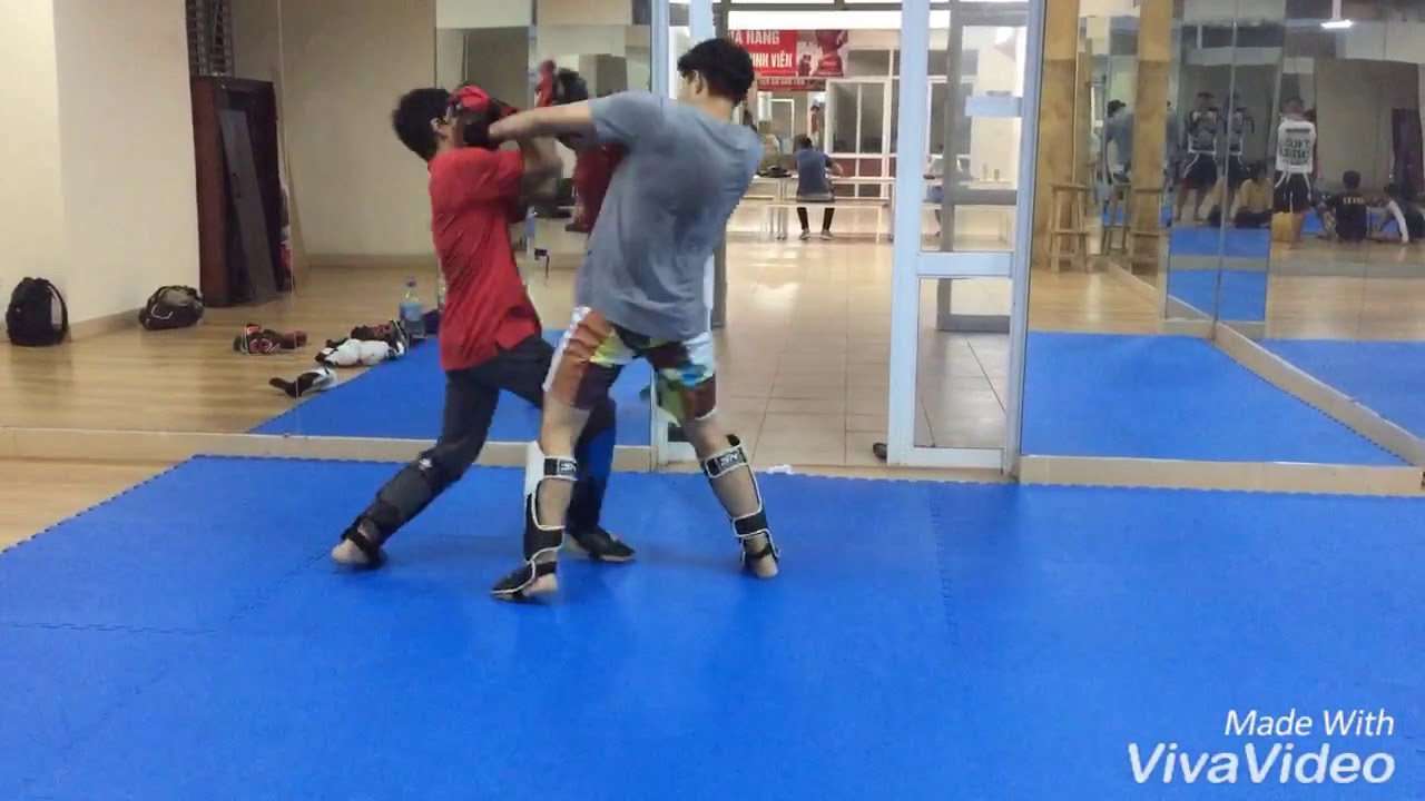 Aggressive Wingchun guy vs Bigger guy