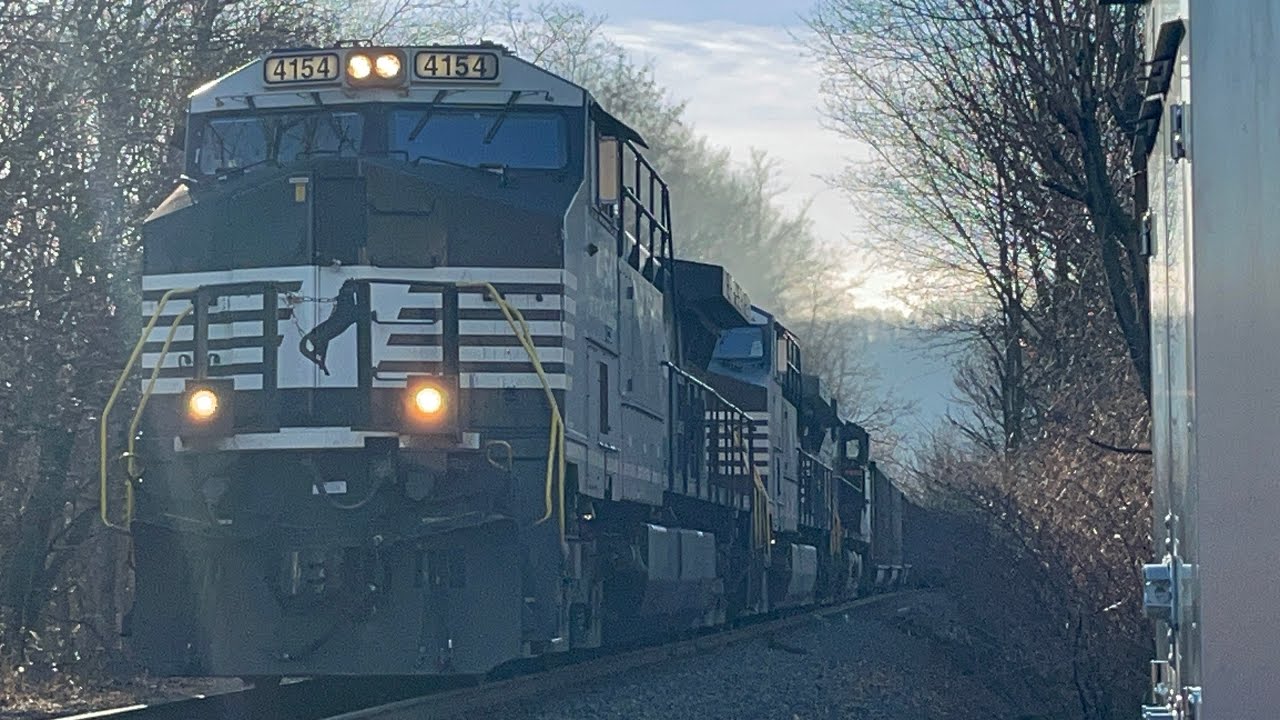 NS 4154 Leads a Giant 211 Car 3X2X0 596