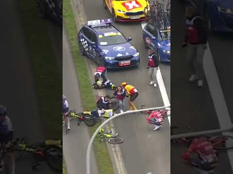 WAHOU 🤯 Violente chute au Tour des Flandres 2023 #shorts #cycling #flanders #bike #fail