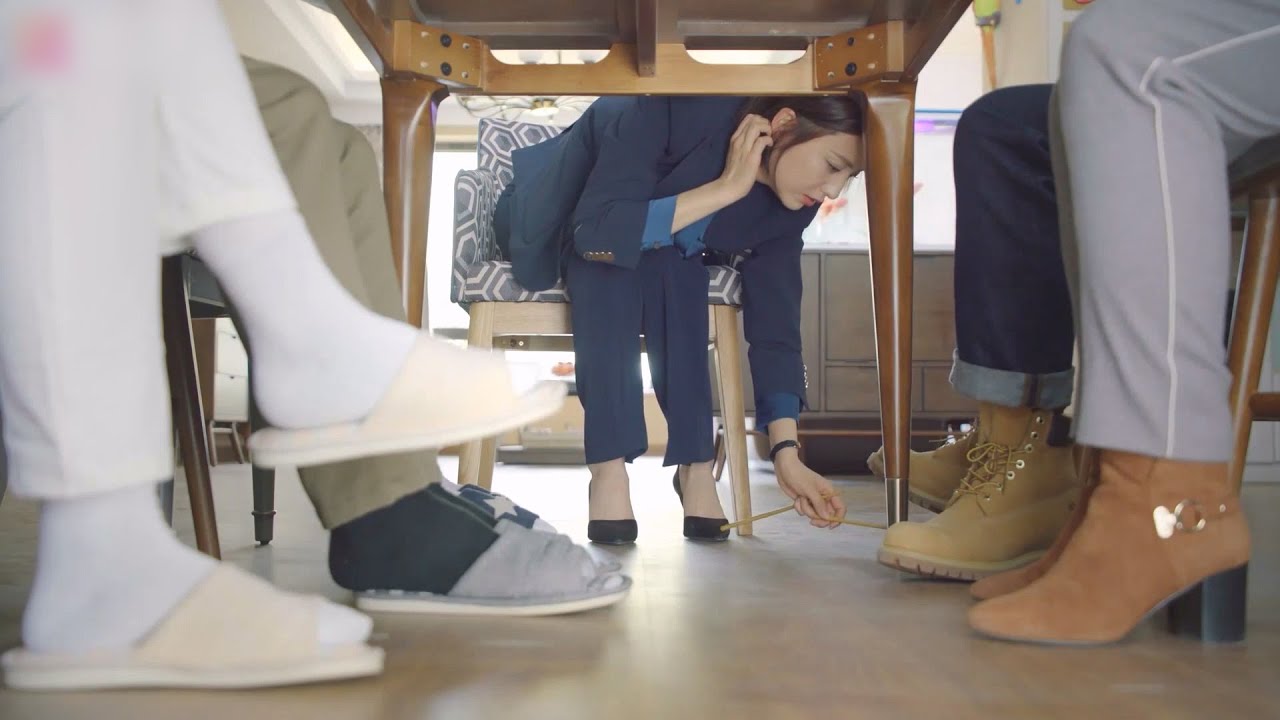 【最新電影】女神機長回家總覺得不對勁，一看桌底父母穿的鞋，瞬間明白了