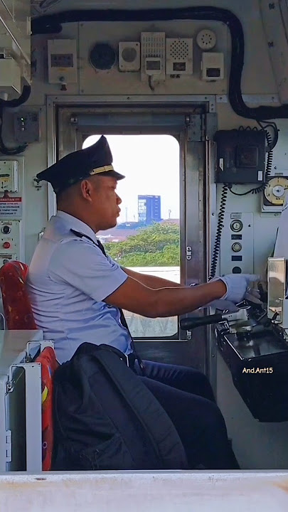 Masinis melakukan tunjuk sebut saat kereta akan berangkat dari Stasiun Manggarai #train #keretaapi