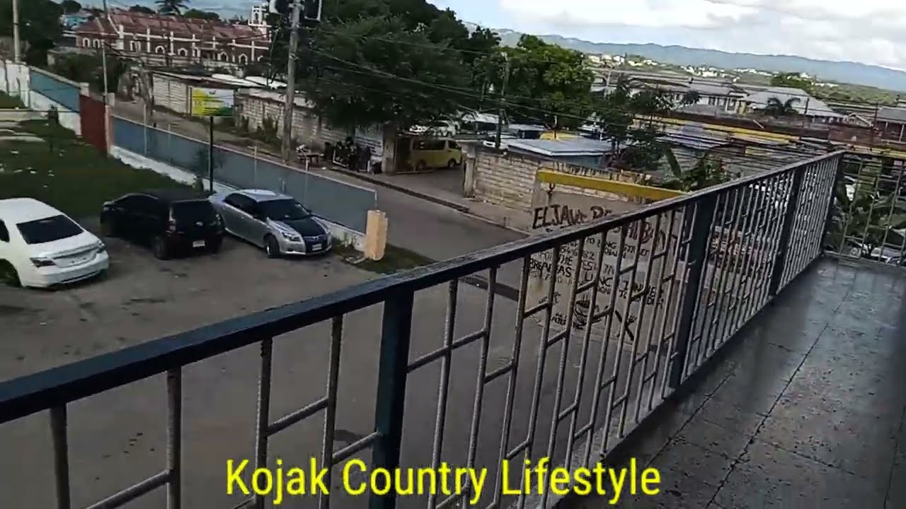 I am somewhere in Spanish Town on a Plaza in Jamaica 🇯🇲.