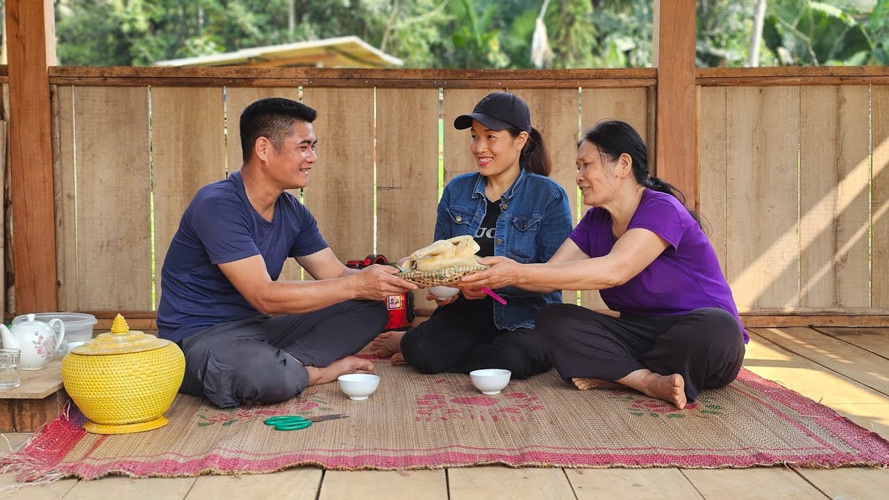 A beautiful sunny spring day: Mother-in-law unexpectedly came to visit and encourage the couple.