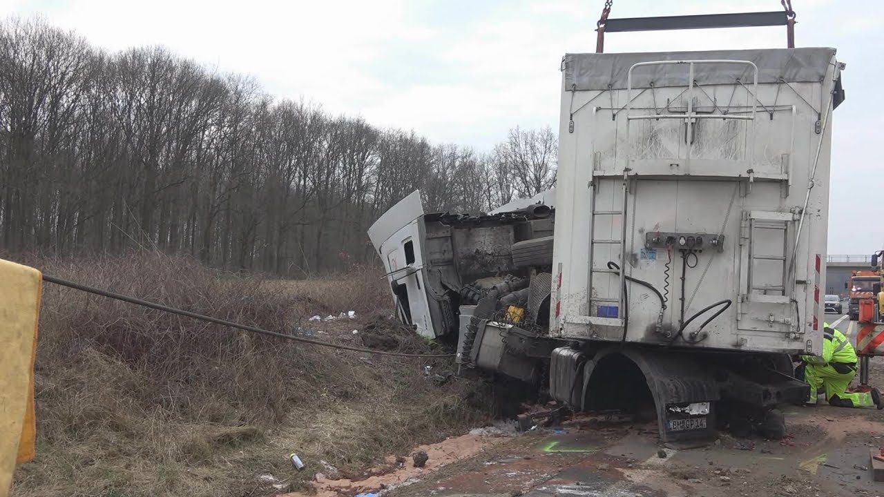 LKW in Böschung - Führerhaus abgerissen auf A3 Höhe Leverkusen am 02.03.18