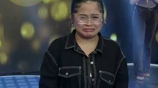 Stan Twitter : Girl having mixed emotions