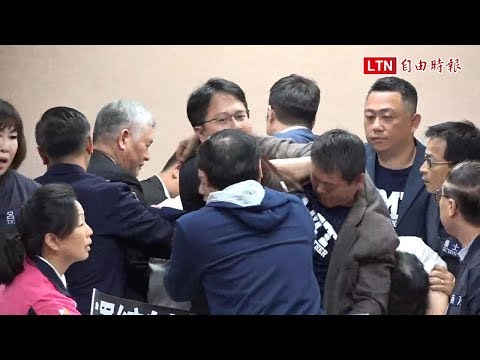 【搶先版】立院審查軍改兩黨對峙 議事人員先遭殃