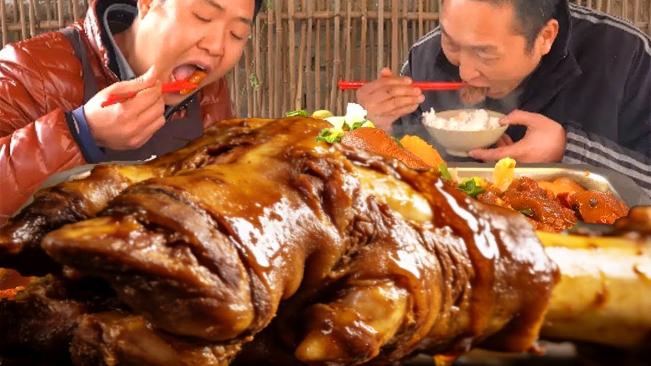 3斤重大牛腳，老弟鐵鍋燉三小時，麻辣鮮香抱著啃過癮!【鐵鍋視頻】