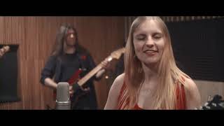 Download Lagu Caroline \u0026 the Lucky Ones - Machatka (official video) MP3