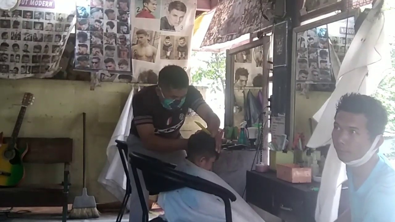 Cara pegang kepala untuk anak  kecil  potong  rambut  anak  