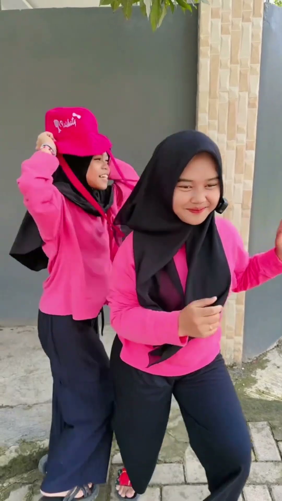 TOPI SAYA BUNDAR ?
