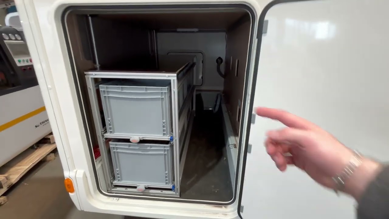 Regalsystem unter Hubbett im Wohnmobil | Heckgarage optimal nutzen