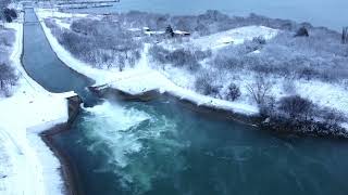 Новотроицкое водохранилище зимой. Теплый сброс, рыбаки на озере. Солнечнодольск озеро в январе