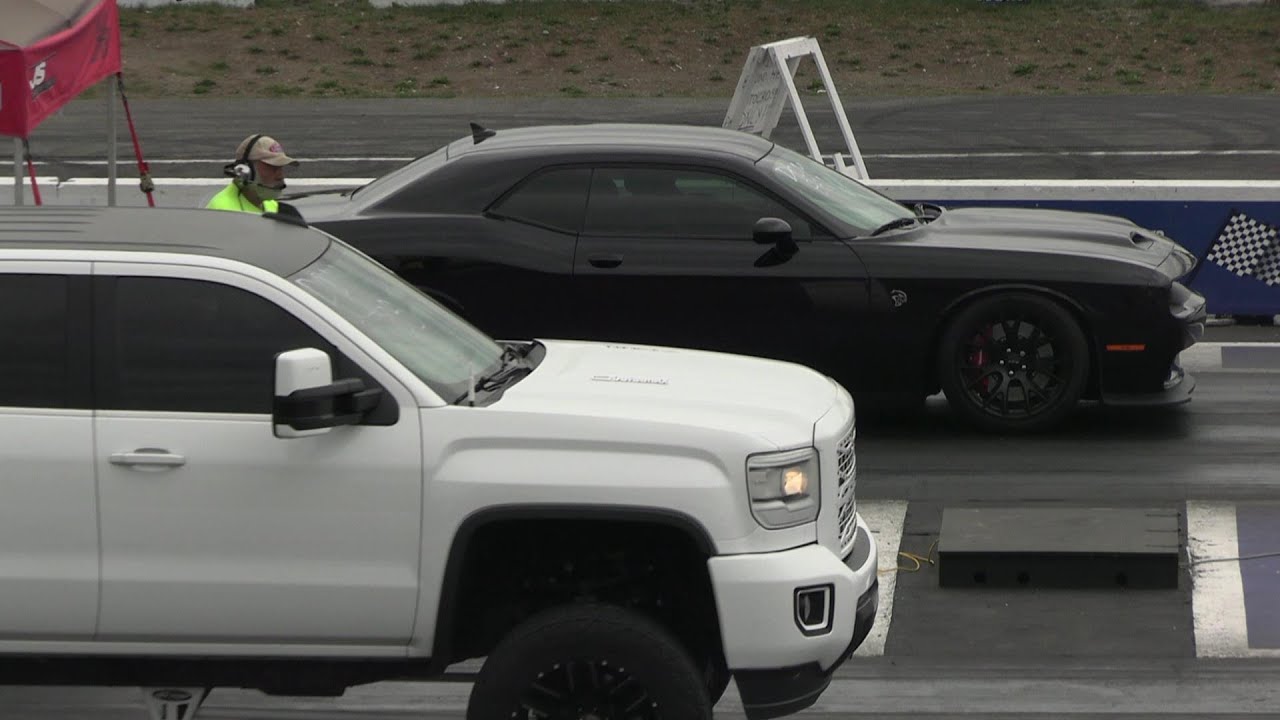 Hellcats vs Pickup Trucks - drag racing