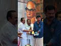 പി കേശവദേവ് ട്രസ്റ്റിന്റെ പുരസ്കാരം സമ്മാനിക്കുന്ന മന്ത്രി വി ഡി സതീശൻ