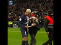 Criança entra em campo para abraçar Mbappé