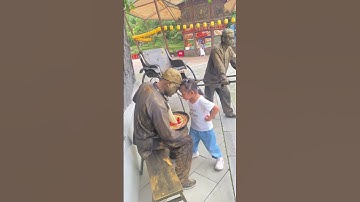 Phát hiện ra người đang đóng thành bức tượng