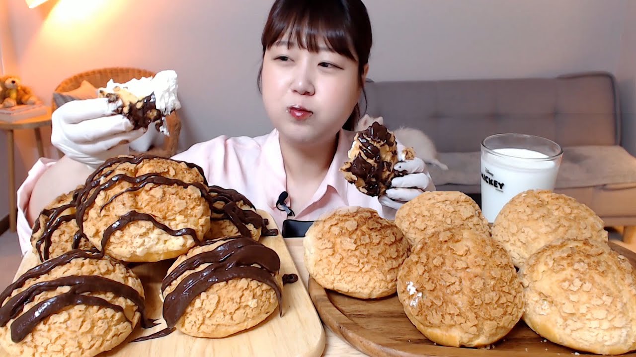 생크림 듬뿍 크림슈에 초코렛시럽 우유 먹방 Cream chou with chocolate syrup and Milk 디저트 슈보르 Mukbang Eatingsound