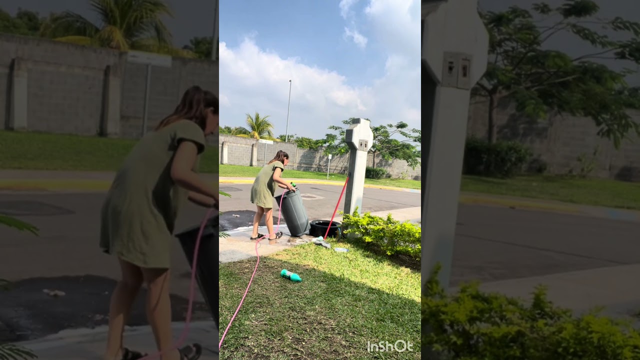 Limpiando el bote de la basura. 