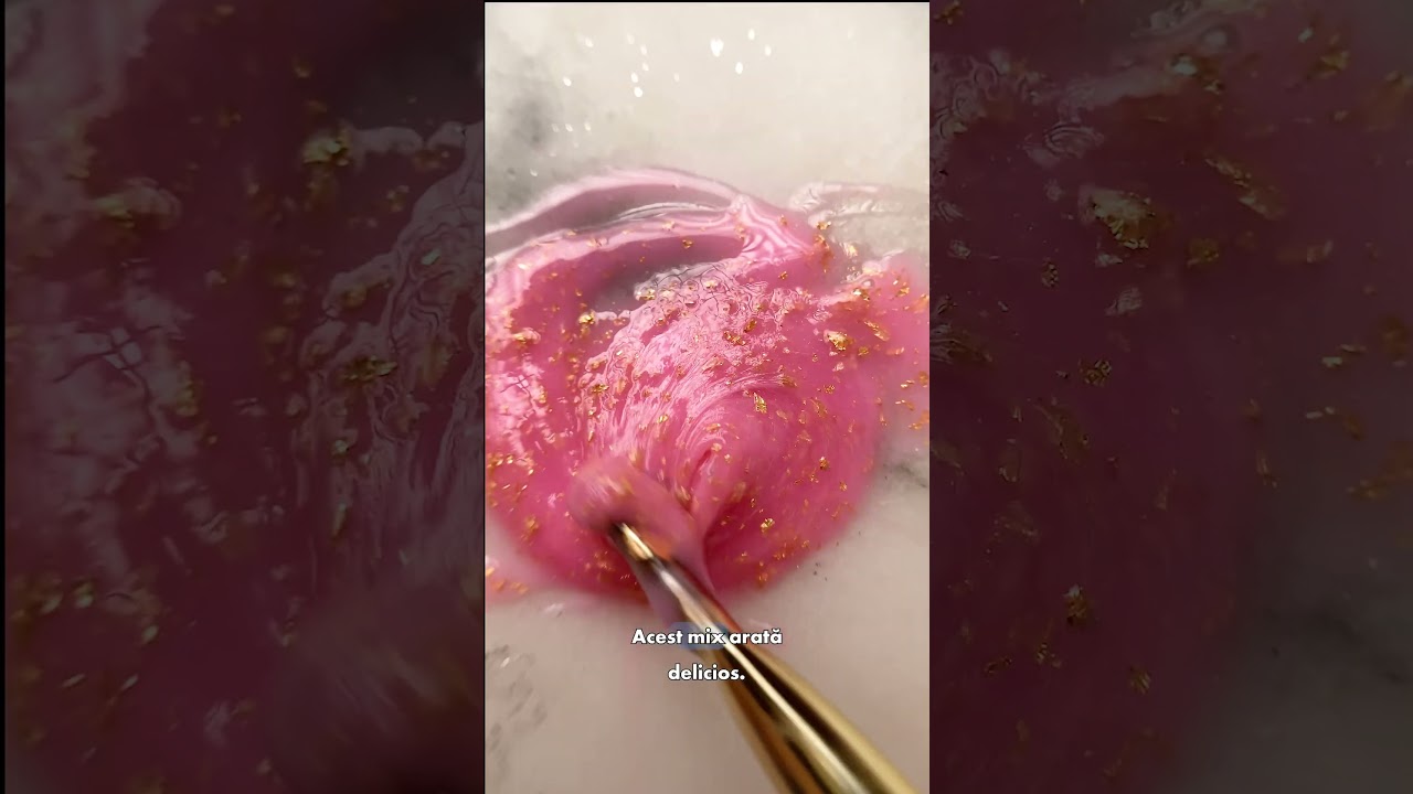 Mix elegant de nuante delicate, accente aurii si un french soft✨