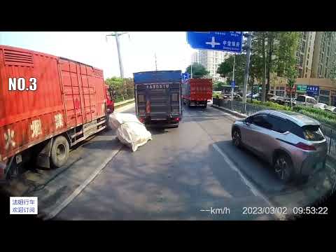 2023中国交通事故合集：四川大爷喊：“你插 插 插 插个锤子嘛 traffic accidents in China