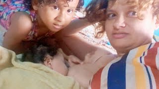 Mamando E Conversando Com A Filha