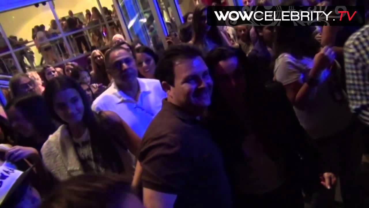 Kyle Richards gets Mobbed by fans leaving the Justin Bieber concert in LA