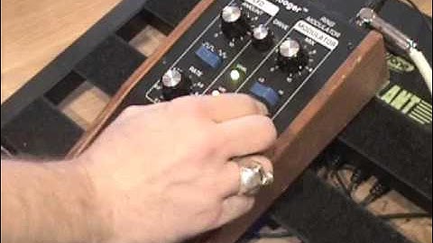MOOG Ring Modulator MF-102 guitar effects pedal demo