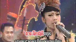 Vignette de la vidéo "អ្នកណាខុស (កន្រឹម) - ទូច ស្រីលក្ខណ៍"