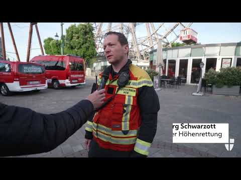 Feuerwehr: Höhenretter*innen seilen sich vom Wiener Riesenrad ab