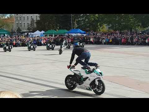 Video: Hamiltonas Negalės Pasiekti Sėkmės Motociklų Lenktynėse