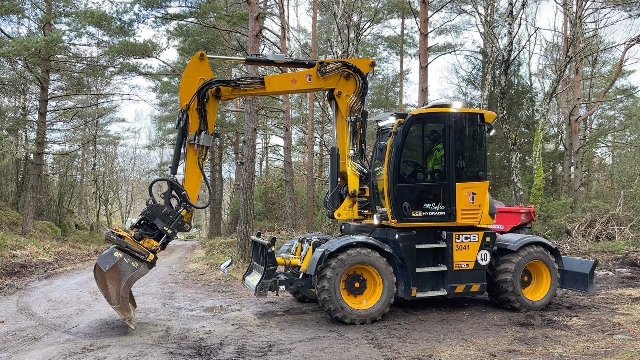 Köp Grävmaskin JCB Hydradig 110W med tiltrotator med grip & 3 skopor på Klaravik