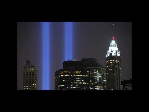 Vídeo: Tribute in Light Annual Memorial to 9/11 em NYC
