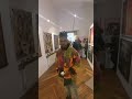 Künstler Ahmed  aus Uganda in Wiener Galerie und seine Tiere