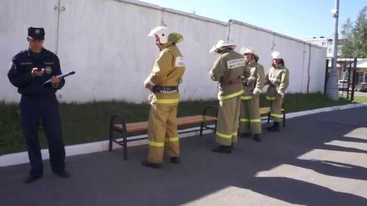Сдача зачета по пожарно-строевой подготовке слушателями учебного пункта