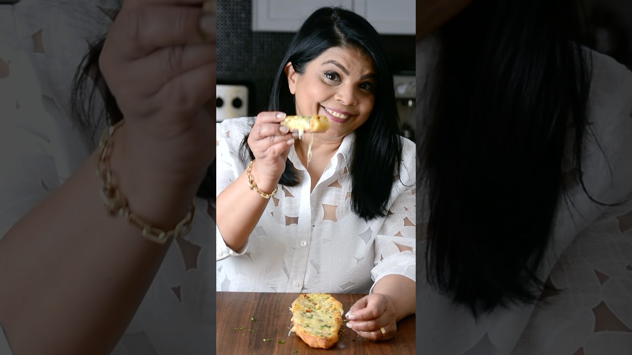 Now this cheesy garlic bread is seriously addictive🫨