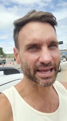 O apresentador da Band Vale Lucas Sanseverino, mostra como está a volta do Litoral Norte