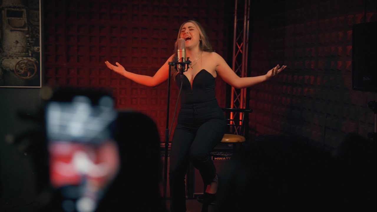 LA HIJA DE NADIE - ANDREA VERA COVER