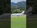 Guarda questo Cessna Citation Latitude decollare da una pista nel verde!