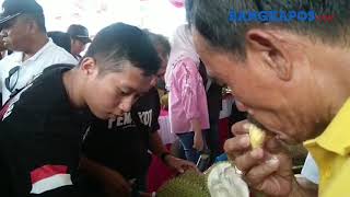 Warga Rebutan Makan Durian di Kontes Durian Babel 2020