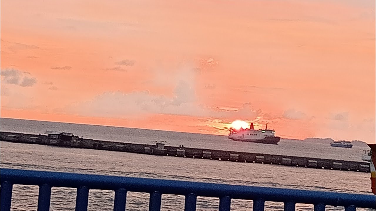 Kemilau Langit jingga di pelabuhan merak 27 12 2019 - YouTube