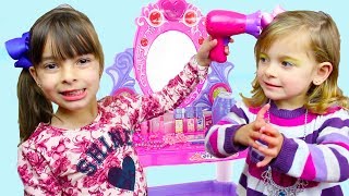 LAURINHA E HELENA BRINCANDO DE SALÃO DE BELEZA - KIDS PRETEND PLAY BEAUTY SALON