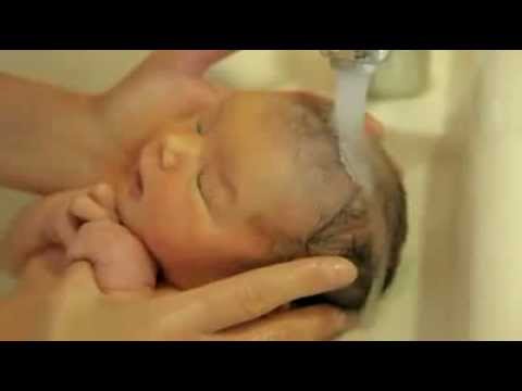 Video: Recién Nacido En Un Gran Baño