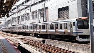 E217系基本編成と付属編成が横浜駅に入線到着停車するシーン(2024/03/27)