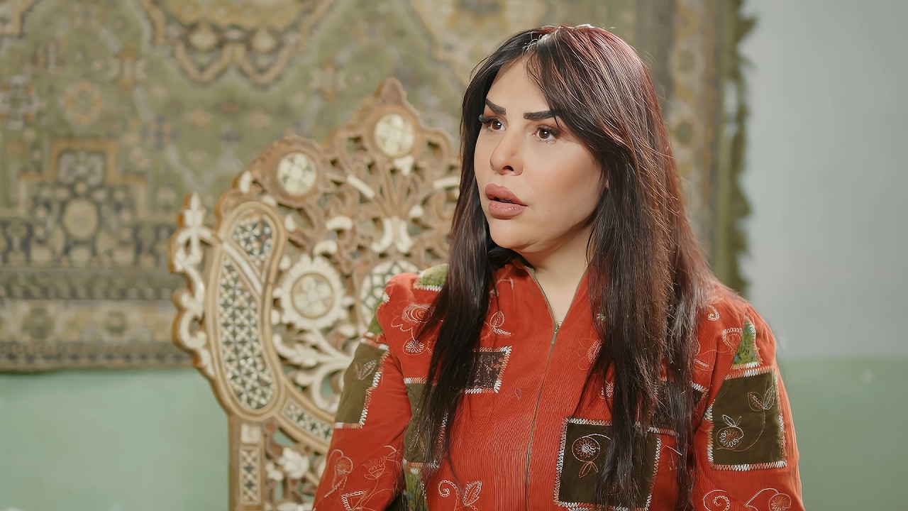 العكيد خانق الشاب المسكين وطرده لكن وقت عرف حقيقة الشاب ندم على قسوته معه وقرر يعتذر منه ويساعده!