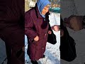 Бабуля на морозе за 2 рубля