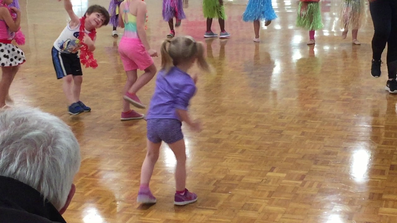 Averys dance recital everybody clap - YouTube