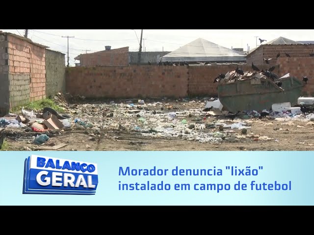 Morador denuncia "lixão" instalado em campo de futebol